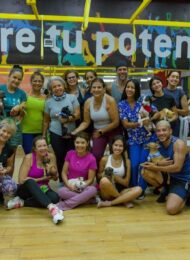 FOTO-Gold´s Gym realizó clase de Puppy Yoga junto con la fundación PIM Margarita