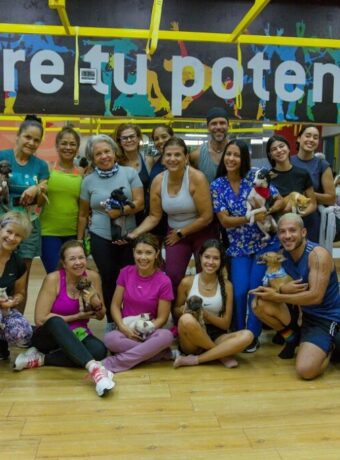 FOTO-Gold´s Gym realizó clase de Puppy Yoga junto con la fundación PIM Margarita