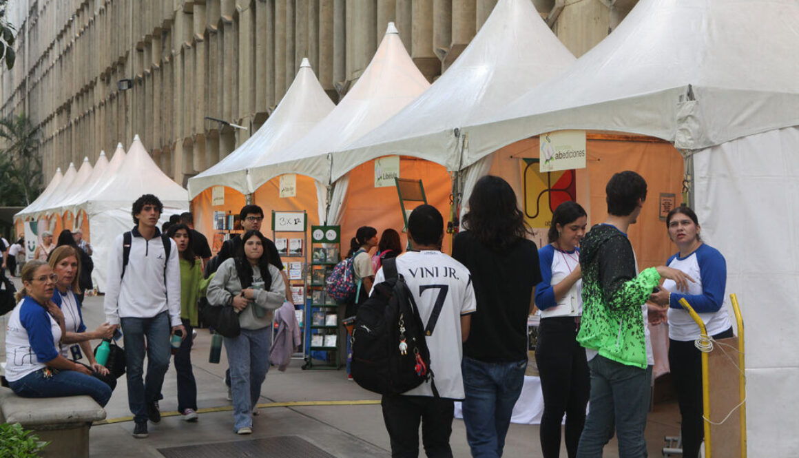 Stands-FLOC-UCAB-2024-Feria-Libro-Manuel-Sarda-10