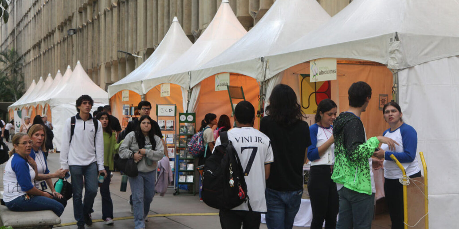 Stands-FLOC-UCAB-2024-Feria-Libro-Manuel-Sarda-10