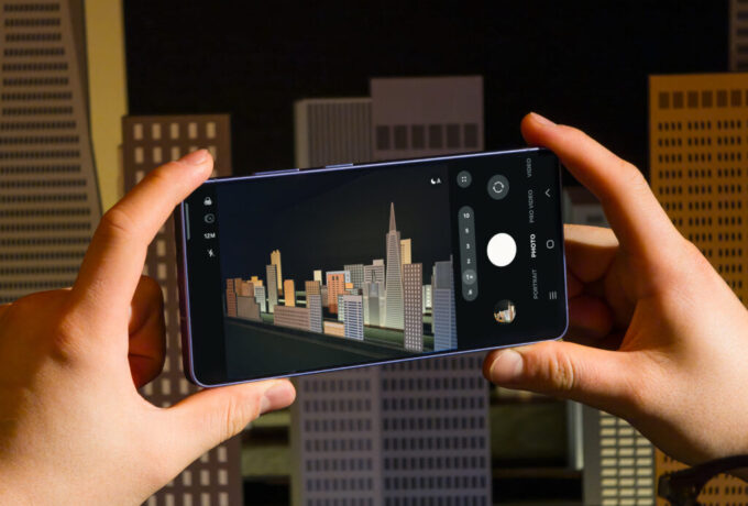 018-lifesytle-galaxy-s26ultra-cobaltviolet-nightography-photomode